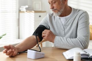 Ideální krevní tlak podle věku: Jaké hodnoty jsou normální ve 20, 30, 40, 50 a 60 letech