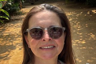 Známá zpěvačka kvůli konfliktu v Íránu uvízla na Srí Lance