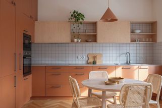 Šikovně řešené spaní. To je hlavní výhoda tohoto bytečku na pražském Žižkově