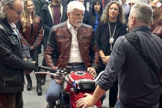 Prezident Petr Pavel v Brně osedlal novou Jawu 730 Twin. Ta sází na kvalitu i českou výrobu