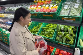 Obchody v Česku zpřísňují pravidla. Bez vlastní tašky nebo sáčku už z vybraných prodejen nákup neodnesete