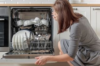 Myčka po mytí: Zavírat dvířka, nebo nechat otevřená? Tohle škodí vaší kuchyni a vy to nevíte