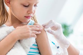 Zapomenuté nemoci se vrací, léčba je i dnes těžká. Jak se bránit záškrtu nebo spalničkám?