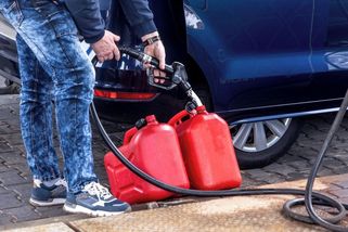 Němci ve velkém tankují u sousedů, včetně Česka - Novinky