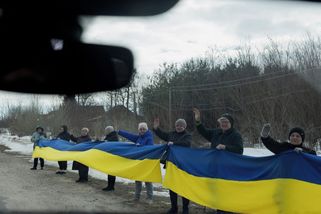 Fotky: Propuštěné zajatce vítají špalíry Ukrajinců. „Je to náš úkol“ - Seznam Zprávy