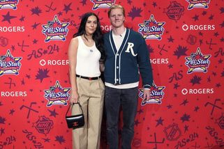 NHL | Dojemné momenty v NHL. Aréna tleskala kapitánově znovuzrozené snoubence - Sport.cz