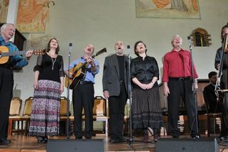 Až se k nám právo vrátí. Protestsong Spirituál kvintetu se obloukem vrátil na Letnou - Médium.cz