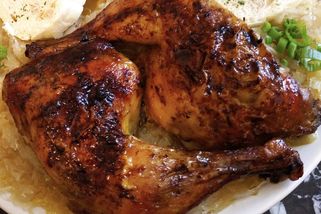 Tuhle českou hostinu s kuřetem na černém pivu jsem uvařila na zkoušku! Od té doby si ji rodina objednává každou druhou neděli