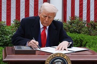 Dolarové bankovky mají nést Trumpův podpis, v historii USA to nemá obdoby