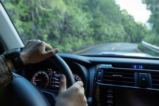 Auto s českou rodinou se zřítilo ze srázu v rakouských Alpách. Selhaly mu brzdy - Novinky