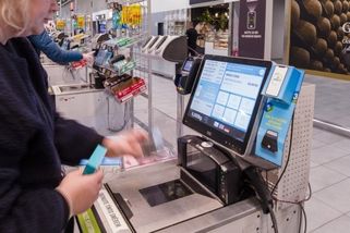 Balení vod, prací gel a granule pro psa. Stačí málo a samoobslužná pokladna vás zablokuje