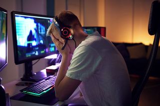 Na malého syna kašlali. Otec hrál na počítači a macechu nezajímal. Není potřeba je trestat, řekl Nejvyšší soud - Novinky