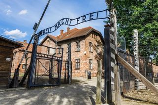 U finančního úřadu v bavorské obci se objevila maketa brány koncentračního tábora v Osvětimi s hákovými kříži - Novinky