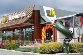 McDonald's má billboardy bez jídla. Kvůli ramadánu - Novinky