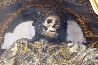 Sexy kostlivci v krajkách: Šokující atrakce v bavorském chrámu láká turisty, oblečené mrtvoly pózují - Médium.cz