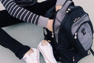 Škola není vězení. Plošná kontrola batohů kvůli vapování překračuje zákon - Médium.cz