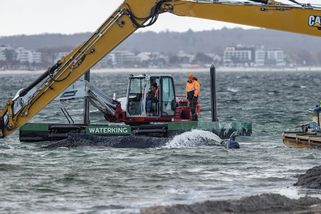 FOTO: Obří záchranná akce, v Německu vyprošťovali uvízlého keporkaka - Novinky