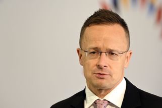 Zrada spojenců v přímém přenosu. Politici odsuzují...