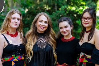 Zvěrstva Putinova režimu. Dcery Donbasu svědčí o únosech dětí a vymývání mozků | Headliner