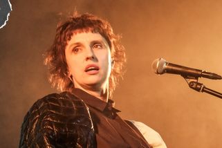 NAŽIVO: Absurdně geniální večer. Muchu v Brně křtil Buzerant Petra Čtvrtníčka | Headliner