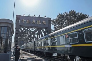FOTO: Z Číny do Severní Koreje zase jezdí vlaky. Po šesti letech - Novinky