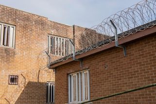 Vězeň ve Francii utekl hlavní branou. Přijeli si pro něj falešní policisté - Novinky