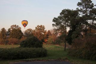 Útěk za železnou oponu: Strelzykovi a Wetzelovi přeletěli s dětmi na Západ podomácku šitým balónem - Médium.cz