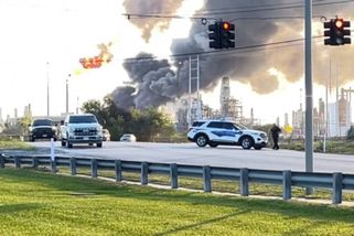 Obrovská rána, oblak kouře a plamenů. V Texasu došlo k výbuchu v rafinerii - Novinky