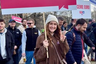 Na Letnou dorazily statisíce. Kolik najde cestu k politickým stranám? - Médium.cz