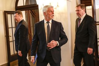 Maďarské hovory do Ruska budí obavy. Prezident Pav...