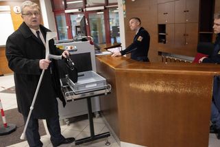 Za útok berlí na Babiše invalida platit pokutu nemusí - Novinky