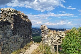 Polozapomenutá zřícenina v Českém středohoří. Tajemný Oltářík má mnoho předností - Novinky