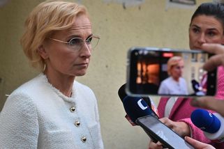 Kateřina Konečná se málem rozplakala. Polibek smrti od Bobošíkové a Zemana, smějí se na sítích