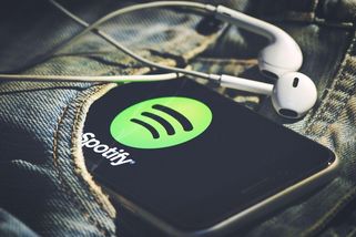 Případ, který tu ještě nebyl. Michael Smith s pomocí AI hudbu skládal, streamoval a za vše inkasoval - Novinky