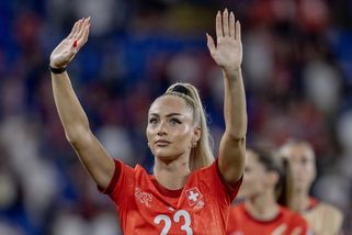 Nejkrásnější fotbalistka světa dráždí fanoušky: Žhavá Alisha dováděla s míčem v titěrných bikinách – eXtra.cz