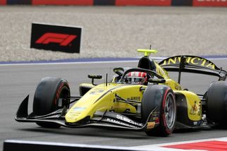 Staněk po třetím místě ve sprintu F2 nedokončil v Silverstonu hlavní závod - Sport.cz