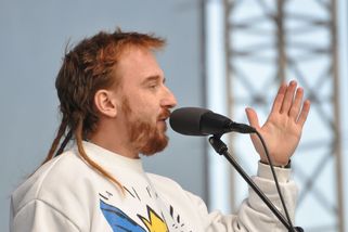 Poselství z Letné? Pozor na apolitický kýč, Babiš...