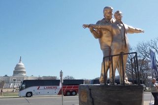 Jako Jack a Rose. Sousoší ve Washingtonu zobrazuje Trumpa s Epsteinem v ikonické póze z filmu Titanic - Novinky