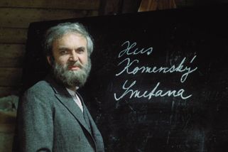 Jára Cimrman ležící, spící: Odvážný podvod na vedení ateliérů, králičí omyl režiséra a obsazení přes rádio