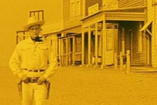 Chyby, co unikly tvůrcům ve filmu Limonádový Joe: Zmizení Menšíka přímo za barem a spadlý náhrobní kámen