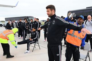 Šokující scény z dějiště MS: Belgičany po přípravě s USA lustrovali na ranveji - Sport.cz