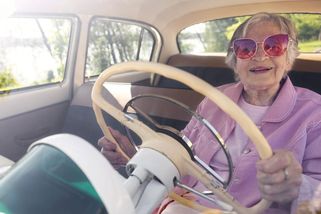 Patří důchodci za volant? Zkusme najít pravdu - Médium.cz