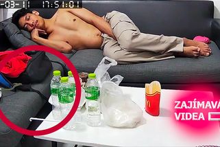 Sssladké sny! Metr a půl dlouhý had se plazil po spícím polonahém muži | Zajímavá videa