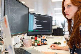 Úřad vlády hledal ajťáka deset měsíců. Stát je není schopný zaplatit - Seznam Zprávy