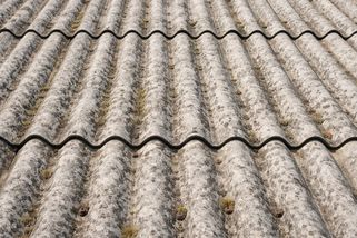 Za azbest si ve sběrném dvoře účtují nekřesťanské peníze. Nelegální likvidace se však trestá i vězením