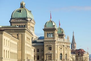 Švýcarsko pozastavuje export zbraní do USA kvůli válce s Íránem - Novinky