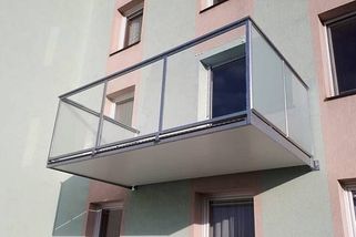 Lidé nechápou. Vytrvalý muž si v 6. patře paneláku přistavěl sólo balkon