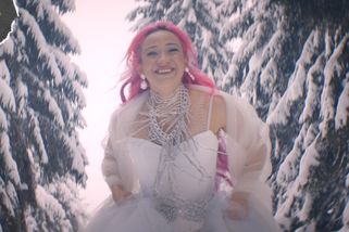 Peklo vánočních písní #4: Tři oříšky narůžovo. Mašková přezpívala Bartošovou