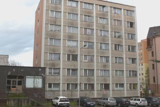 Obchod s chudobou, sedm dětí ve 2+1. Problematická ubytovna v Jablonci se chystá na prodej