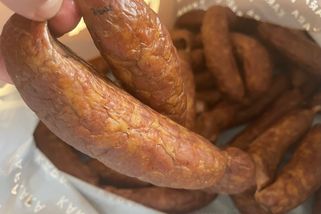 Leden jako měsíc uzení. Vyudili jsme šťavnaté domácí klobásy, prozradíme jak